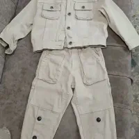 تعدادی لباس بچگانه و کفش و کلاه