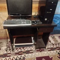 کامپیوتر و میز و کمد