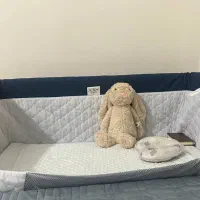 تخت کنار مادر
