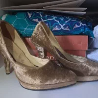 کفش پاشنه بلند مخمل کرمی زنانه فروش یا معاوضه