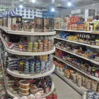 کارگر جهت کار در سوپر مارکت
