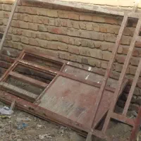 در آهنی راهروی خانه