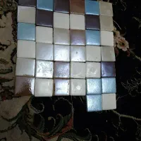تعدادی کاشی تزیینی دانه ای ۵۰ هزار