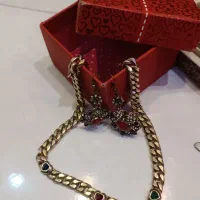 بدلیجات گوشواره  و یک زنجیر گردن و جعبه خاتم کاری
