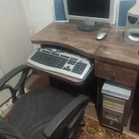 کامپیوتر  ویندوز ۷ با میز وصندلی