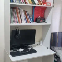 میز کامیوتر و کامپیوتر