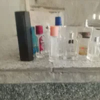 تعدادی شیشه عطر و ادکلن