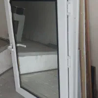 یه پنجره ارتفاع ۱۱۰ عرض ۸۰ و سه عدد کانال کولر و