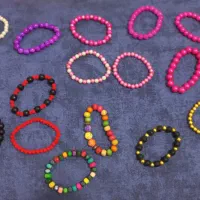 دستبند مروارید یا مهره رنگی