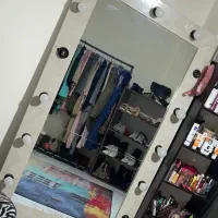 قاب ایینه،ام دی اف اصل.فقط قاب دورشه ایینه نداره