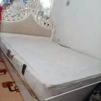 تخت خواب با تشک به دلیل نبود جا