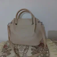 کیف|کیف، کفش، کمربند|درمیان, |دیوار