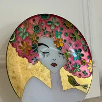 بشقاب ویترای دختر مو فرفری