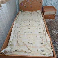 تخت یک نفره و تمیز با پا تختی نیاز به تعمیر