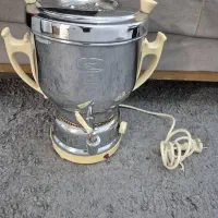سماور و همزن برقی و تعدادی ظروف آشپزخانه