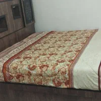تخت دونفره با تشک نو وسالم و آینه و پاتختی