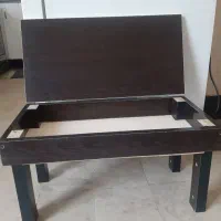 میز مطالعه نشسته