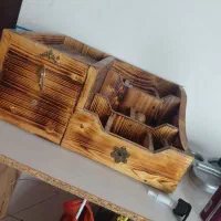 یک استند لوازم ارایش  از چوبی سپیدار