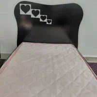 یک تخت ام دی اف همراه با تشک طبی