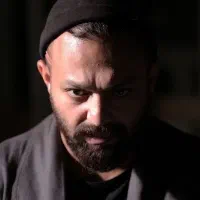 ۲ عدد بلیط تئاتر خون بس جمعه ساعت ۹ شب