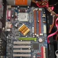 تعدادی برد و ضایعات کامپیوتر