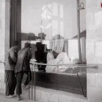 چرخ خیاطی سینگر پایه دار عتیقه بیش از ۱۰۰ ساله