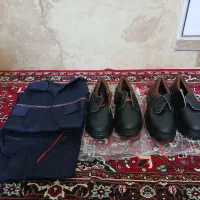 یک جفت کفش کارویک دست لباس کار