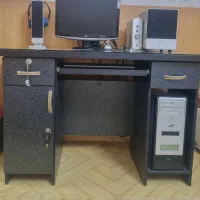 کامپیوتر با میز کامپیوتر
