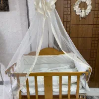 گهواره و تخت کنار مادر