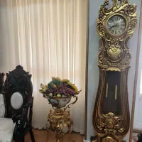 ساعت طلایی ایستاده