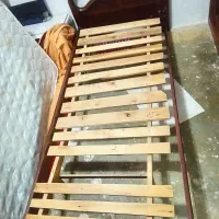 یک تخت یک نفره چوبی به فروش میرسد