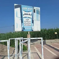 نیروی کار جوان در کارگاه درب و پنجره سازی