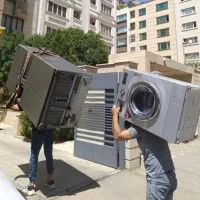 کارگر متخصص اساب منزل تخلیه و بارگیری با ماشین