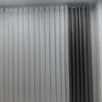 فقط کنار ه ی پرده با رنگ طوسی