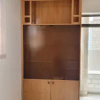 دکور چوبی دیواری با درب شیشه ای  کابینت آشپزخانه