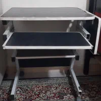 میز تحریر و کامپیوتر