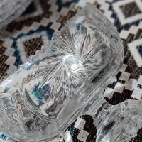 تعدادی ظرف بلوری