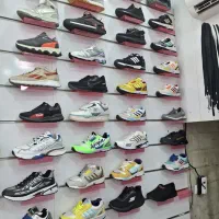 واگذاری کفش کتانی داخل مغازه