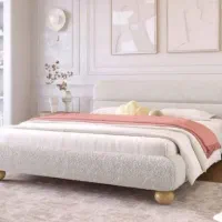 فروشنده خانم و صندوقدار در یک فروشگاه مبلمان