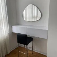میز آرایش توالت و پاتختی کنار تختی
