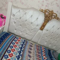 یک عدد تختخواب در حدنوبه فروش می‌رسد