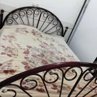 یک عدد تخت خواب فرفورژه همراه بادوشک