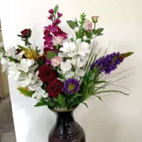 گلدان و گل مصنوعی