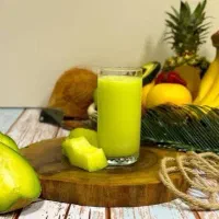 نیروی کاربلد در مغازه ابمیوه طبیعی