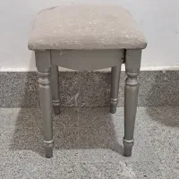 صندلی جلو میز دراور