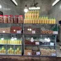 ویترین به همراه میزکار