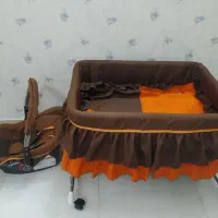 کریر و تخت کنار مادر
