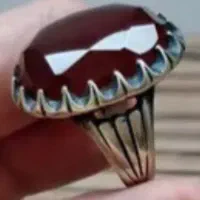 انگشتر عقیق آلبالویی تراش جواهری بی مانند