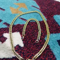 گردنبند ودست بنده طلایی رنگ ثابت