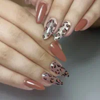 خدمات آموزش و کاشت ناخن